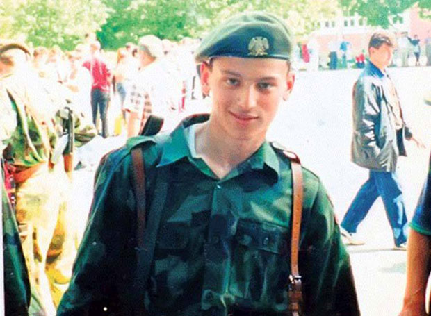 „НЕ БРИНИ МАЈКО, АКО СЕ НЕ ЈАВИМ“: Из школске клупе отишао на Кошаре и никад се није вратио (ФОТО)